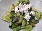 Una foto de ensaladas con queso cottage
