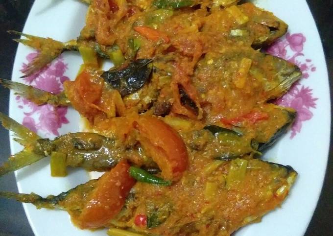 Panduan Membuat Resep Pesmol ikan kembung bumbu pedas