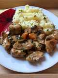 Csirke Stroganoff gombával és burgonyapürével