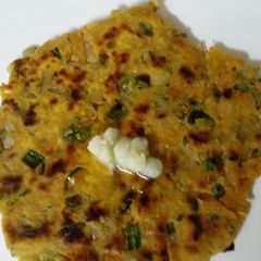 A picture of Spring Onion coriander Makki Roti.