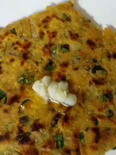 A picture of Spring Onion coriander Makki Roti.