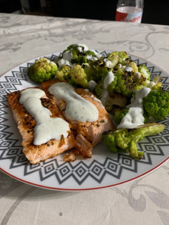 Una foto de Salmón con brócoli en salsa de yogurt