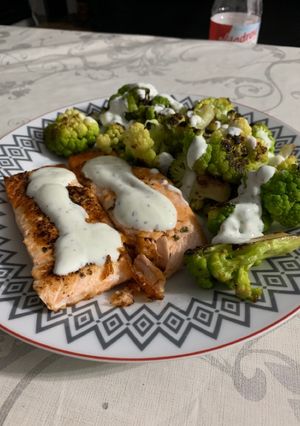 Una foto de Salmón con brócoli en salsa de yogurt