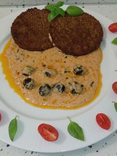 Una foto de Hamburguesas de arroz y calabacines con crema de ñoras, aceitunas y albahaca