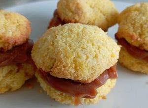 Una foto de Galletitas de coco c/ dulce de leche