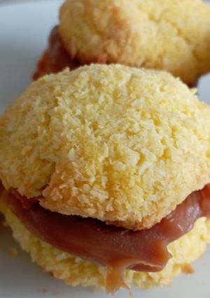 Una foto de Galletitas de coco c/ dulce de leche