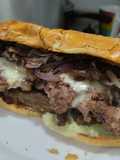 Sándwich🥐de berenjena🍆bbq, carne🧅, queso🧀y cebollas grillé🥯🥩🧀