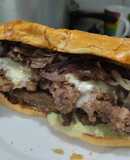 Sándwich🥐de berenjena🍆bbq, carne🧅, queso🧀y cebollas grillé🥯🥩🧀