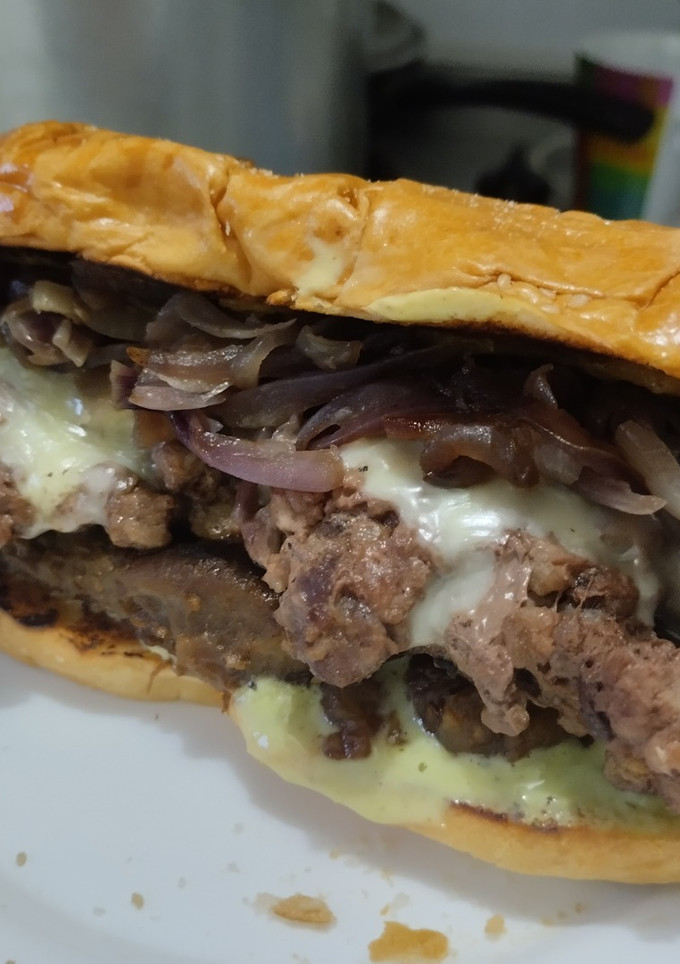 Una foto de Sándwich🥐de berenjena🍆bbq, carne🧅, queso🧀y cebollas grillé🥯🥩🧀