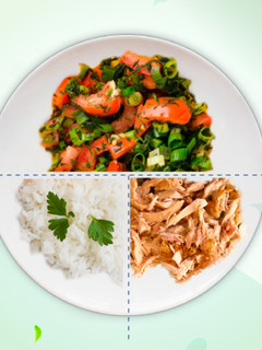 Una foto de Pollo desmechado con vegetales y arroz