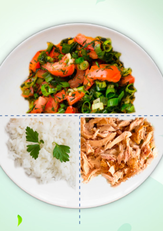 Una foto de Pollo desmechado con vegetales y arroz