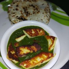 A picture of Tava paneer in spinach gravy.