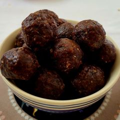 A picture of Ragi ladoo.