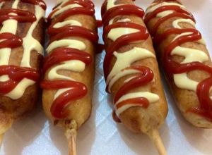 Una foto de Banderillas de salchicha y queso