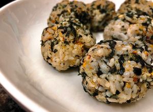 Hình của món Cơm Nắm Muối Vừng Rong Biển - Đổi Gió Cho Con.