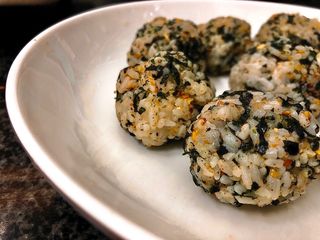 Cơm Nắm Muối Vừng Rong Biển - Đổi Gió Cho Con