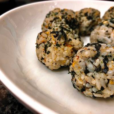 Cách Làm Món Cơm Nắm Muối Vừng Rong Biển - Đổi Gió Cho Con của Emily Luu - CookpadChia sẻIn-image
