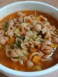 Sopa de conchitas con verduras