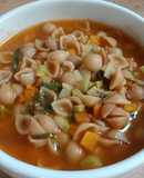 Sopa de conchitas con verduras