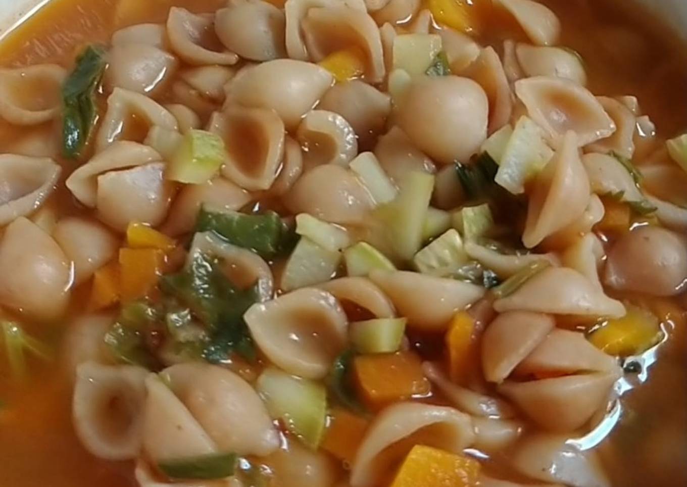 Sopa de conchitas con verduras