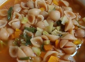 Una foto de Sopa de conchitas con verduras