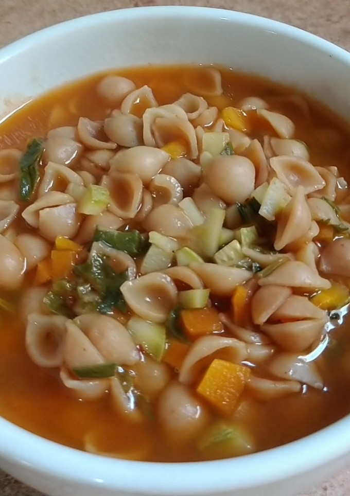 Una foto de Sopa de conchitas con verduras