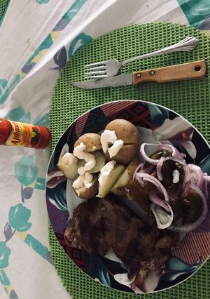 Una foto de Almuerzo de carne con muchas cebollas