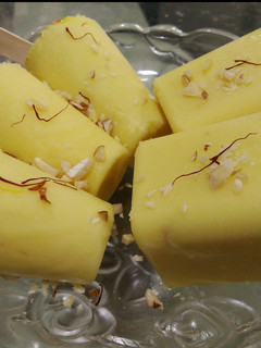 કેસર બદામ પિસ્તા માવા કુલ્ફી (kesar badam pista mawa kulfi Recipe In Gujarati) રેસીપી મુખ્ય ફોટો