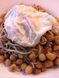 Garbanzos con gulas y jamón serrano