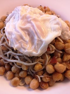 Una foto de Garbanzos con gulas y jamón serrano