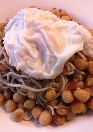 Una foto de Garbanzos con gulas y jamón serrano