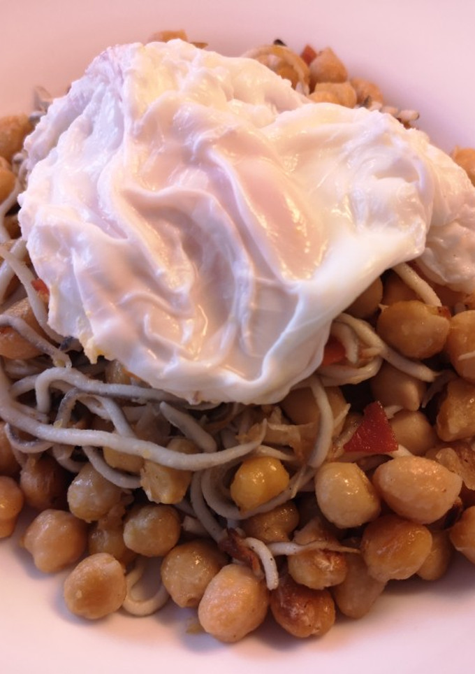 Una foto de Garbanzos con gulas y jamón serrano