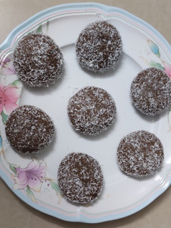 சாக்லேட் பாதாம் பேடா (Chocolate badam peda recipe in tamil) செய்முறை முக்கிய புகைப்படம்