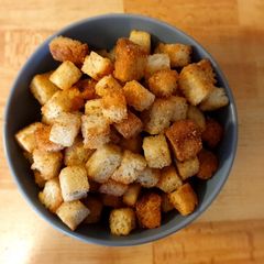Garlic croutons A picture of Garlic croutons.