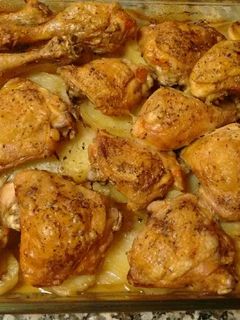 Una foto de Pollo asado con patatas, limón y vino