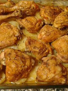 Una foto de Pollo asado con patatas, limón y vino