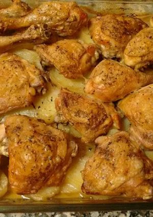 Foto principal de Pollo asado con patatas, limón y vino