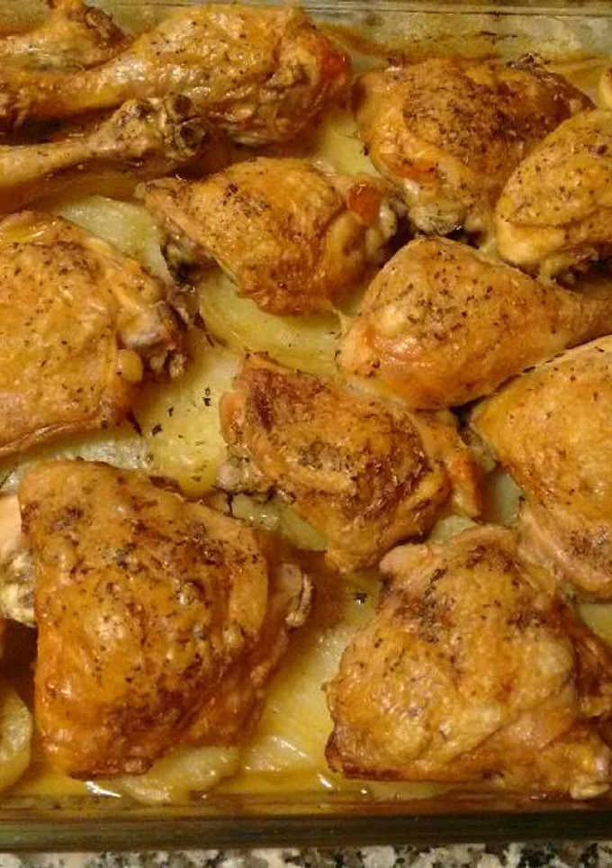Una foto de Pollo asado con patatas, limón y vino