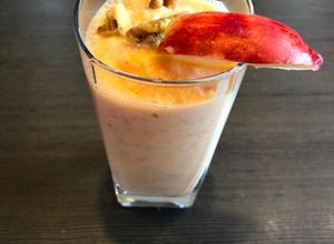 Zdjęcie przepisu Shake z marchwią, jabłkiem i brzoskwinią.