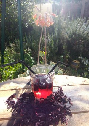 Une photo de Vin chaud hibiscus/gin/vin blanc
