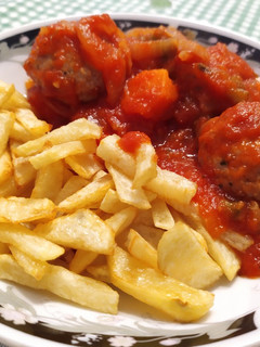 Una foto de Albóndigas con tomate en vaporera
