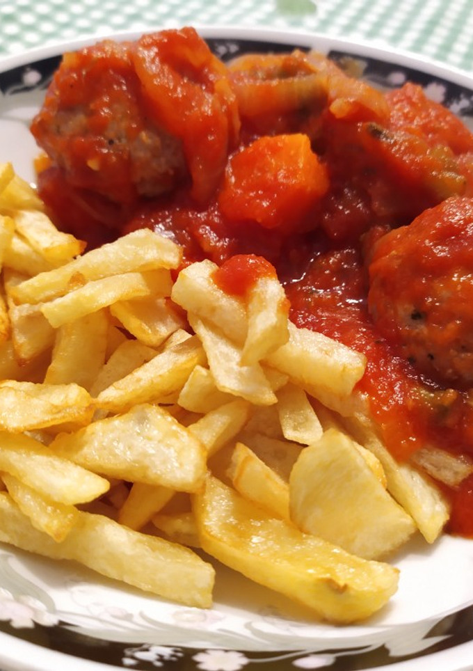 Una foto de Albóndigas con tomate en vaporera