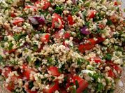 Una foto de ensalada de tabulé con bulgur