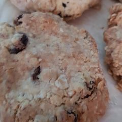 A picture of Gluten free cinnamon oat raisin cookies.