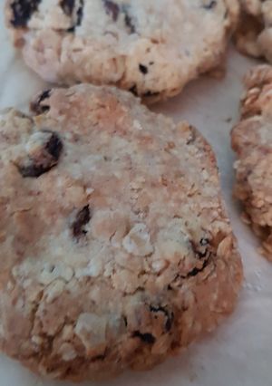 A picture of Gluten free cinnamon oat raisin cookies.