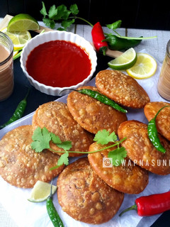 A picture of Khasta Kachori.