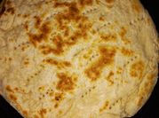Una foto de tortilla de pan en sarten