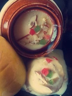 मॅगो दानेदार मटका कुल्फी (mango matka kulfi recipe in marathi) रेसिपी चे मुख्य फोटो