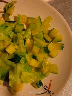 高麗菜炒櫛瓜,蒜香洋蔥炒雞肉 的食譜成品照片