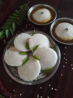 इडली सांबर (Idli Sambar recipe in Hindi) रेसिपी मुख्य फोटो